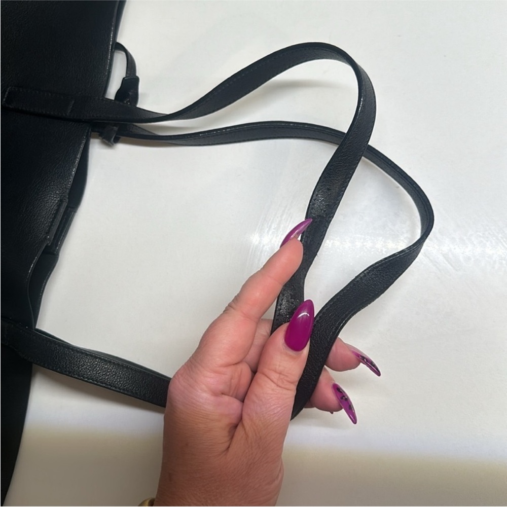 Yves Saint Laurent Black Leather Tote Bag with Sleek Design - Picture 15 of 15